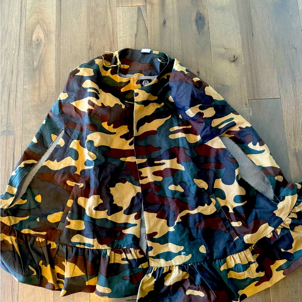 Elizabeth Wilson Camo Poncho NWOT Size Med. Comes with belt